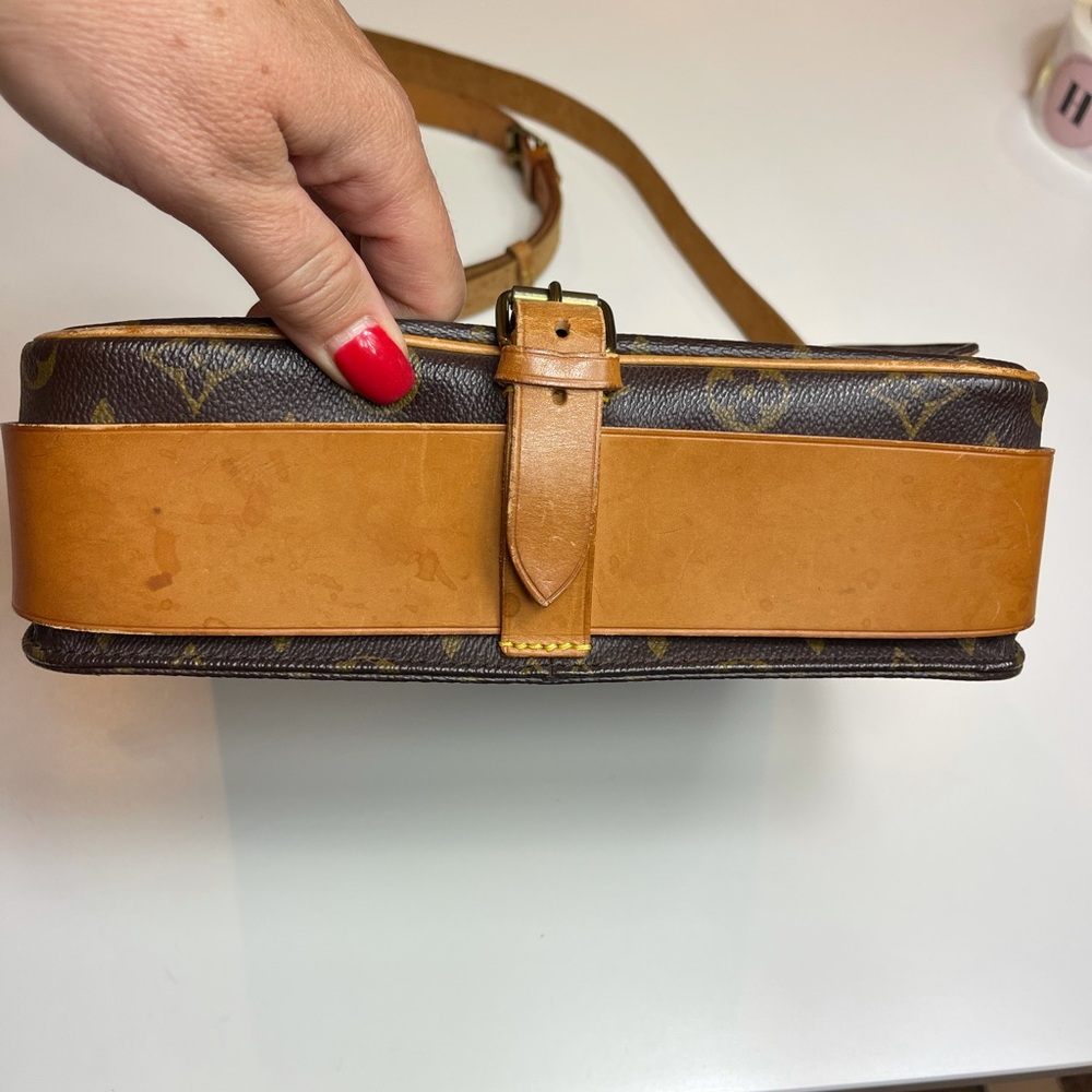 Louis Vuitton Cartoushiere GM Crossbody - Picture 2 of 12